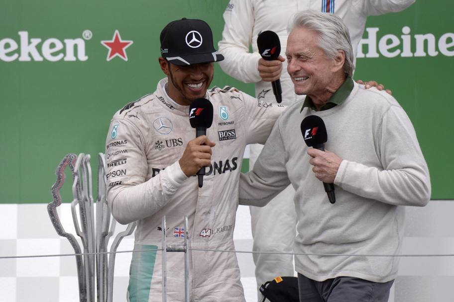 La festa di Hamilton sul podio con Michael Douglas. Colombo
